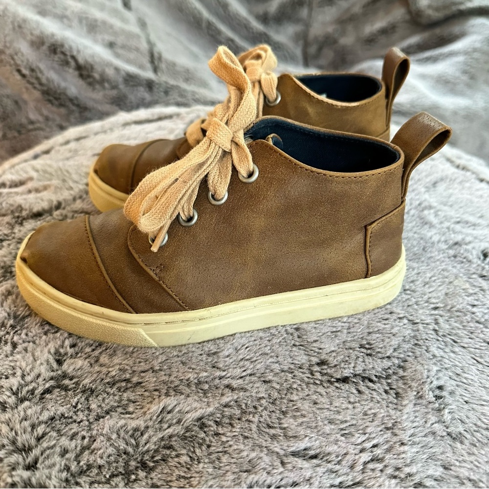 Toms Boys Botas Sneakers | Size 12 | Brown Faux Leather | Gently Used